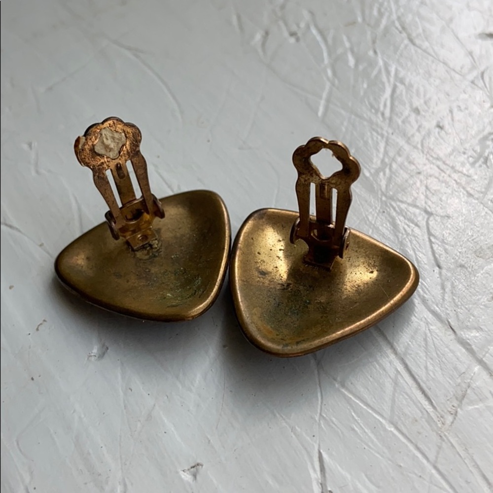 (CLOSET CLOSING FINAL SALE) Unique Vintage Rounded Triangle Clip-On Earrings - Picture 3 of 4